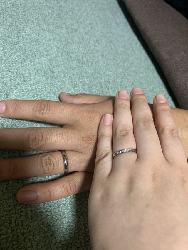 普通の丸いタイプ。
女性用で斜めにダイヤを９個