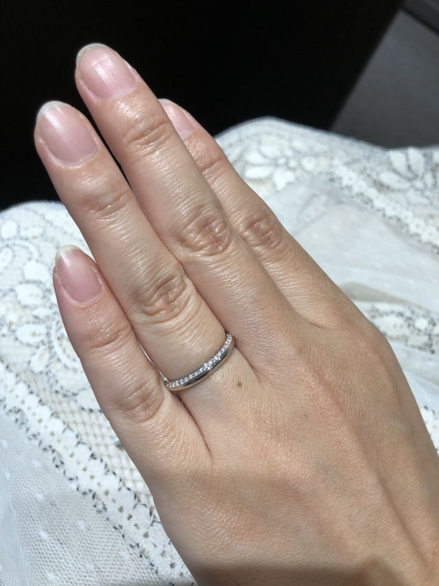 リングの上3分の1にダイヤが1列ついていています。