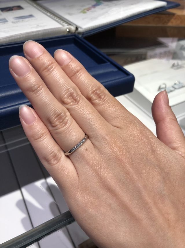 ストレートで中心にダイヤモンドが7つ付いています。