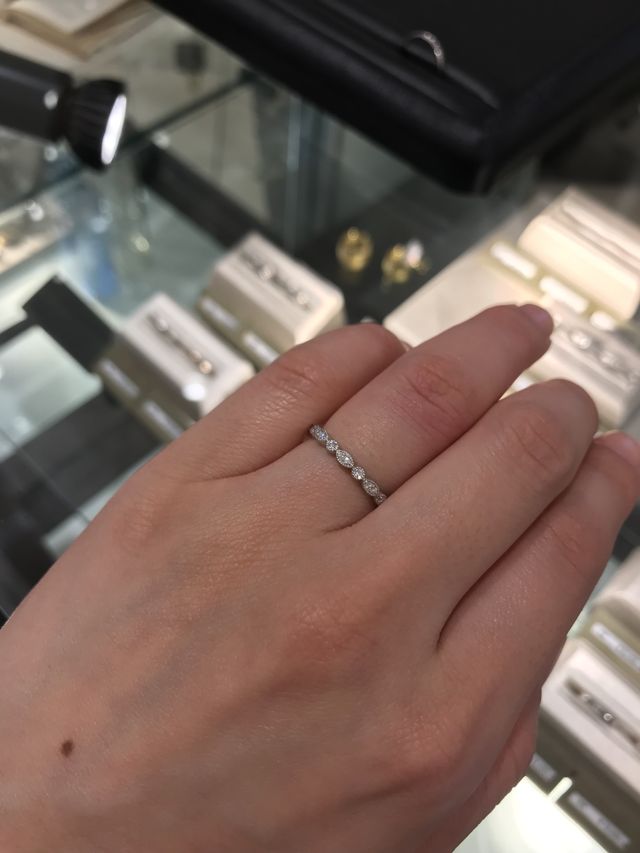 ダイアモンドを楕円と円を交互にあしらったデザイン