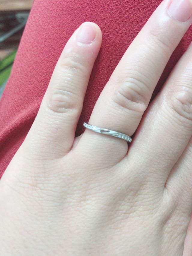 ウエーブラインで、敢えて中央にはダイヤが入っていないデザイン