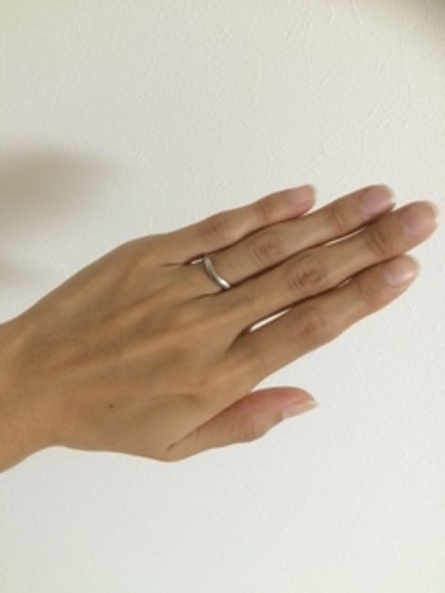 つけている時のイメージです。少しカーブのあるデザインです。