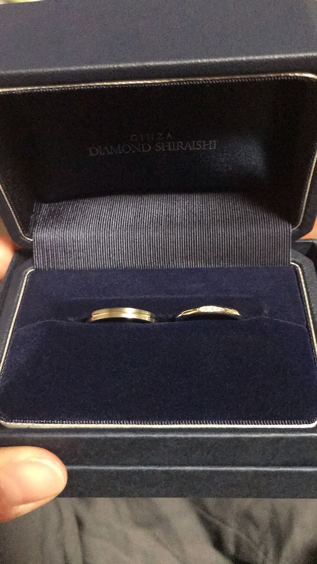 婚約指輪が映えるようにダイヤの数は少なめ。彼のはマット加工。