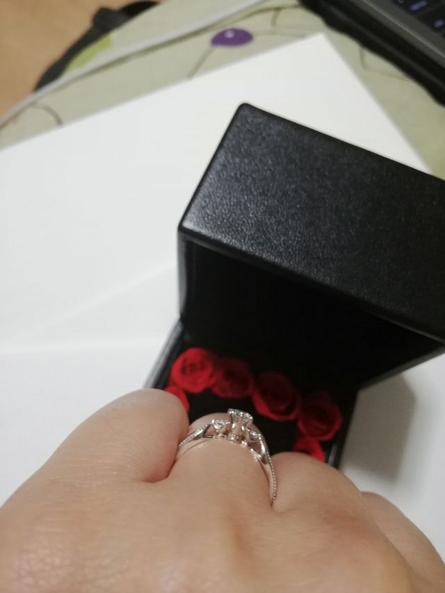 横から見た指輪。王冠のデザインが素敵です