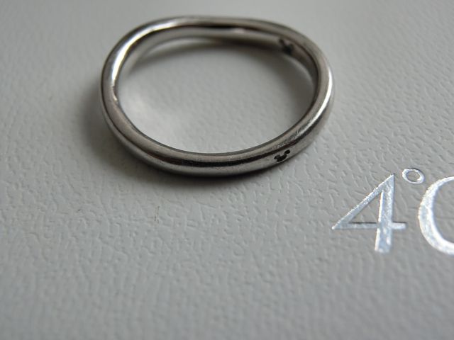 外側のちょうど手のひら側に来る位置と、内側にミッキーの刻印