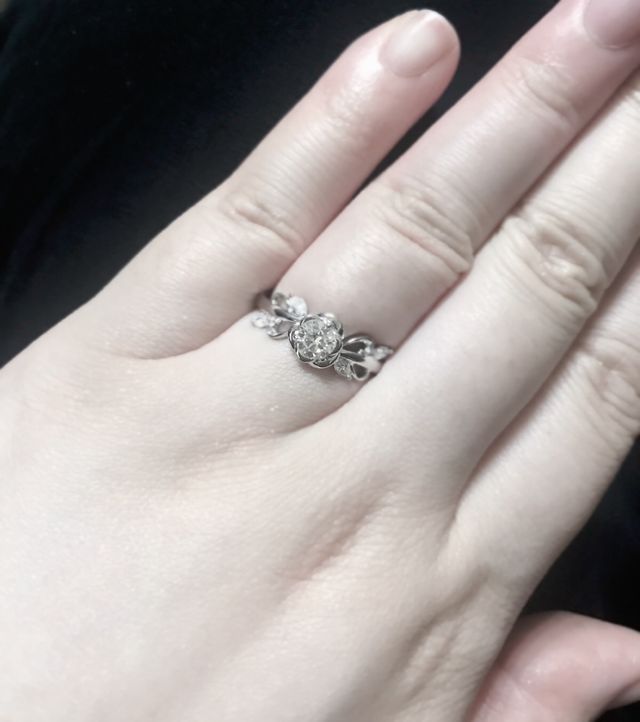 カタログでは見かけなかった薔薇の指輪です