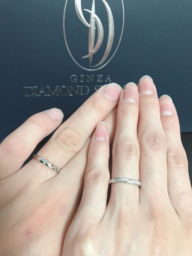 細めで華奢ですがダイヤが散りばめられていることで華やかに。