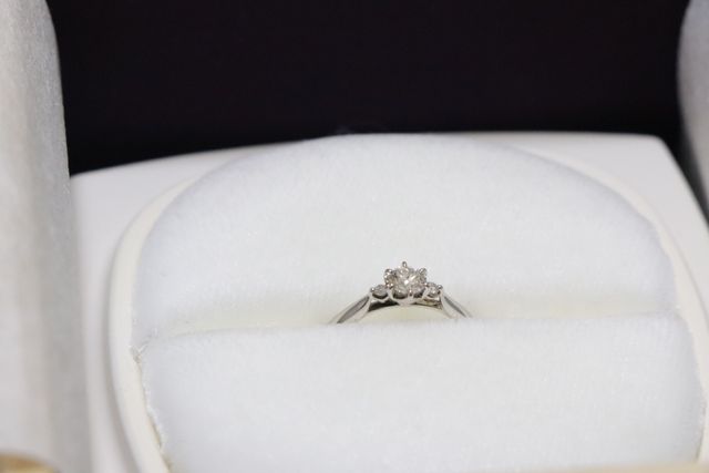 サイドから見るとスズランの形をしているのが特徴の指輪です