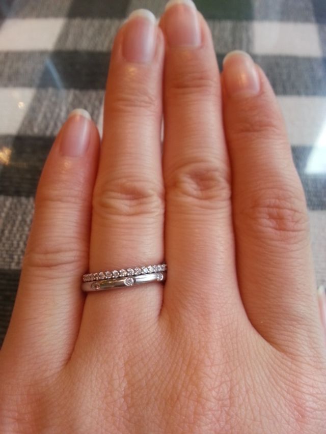 出掛けるときは細身のエタニティーリングと重ね付けしてます。