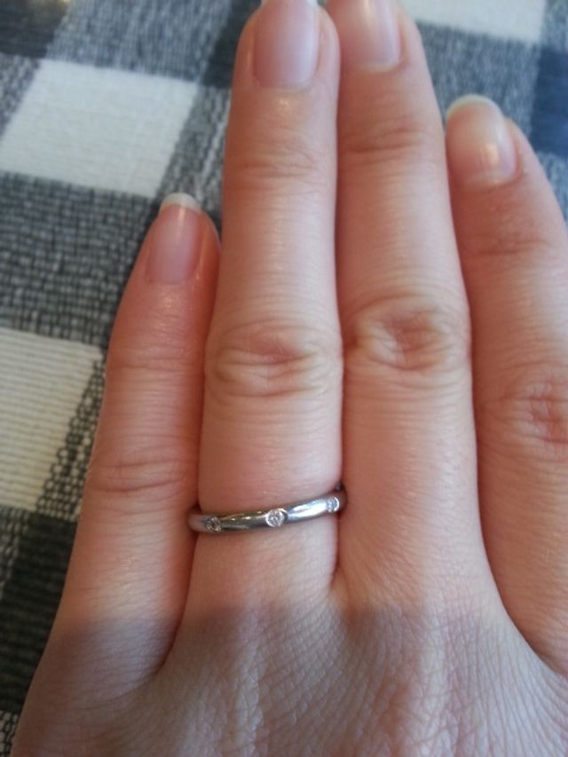 ダイヤが３石横並びに付いてます。