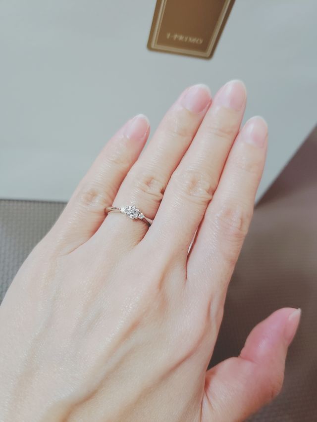 遠目で見るとひし形に見えてオシャレ。ダイヤが大きく見えます