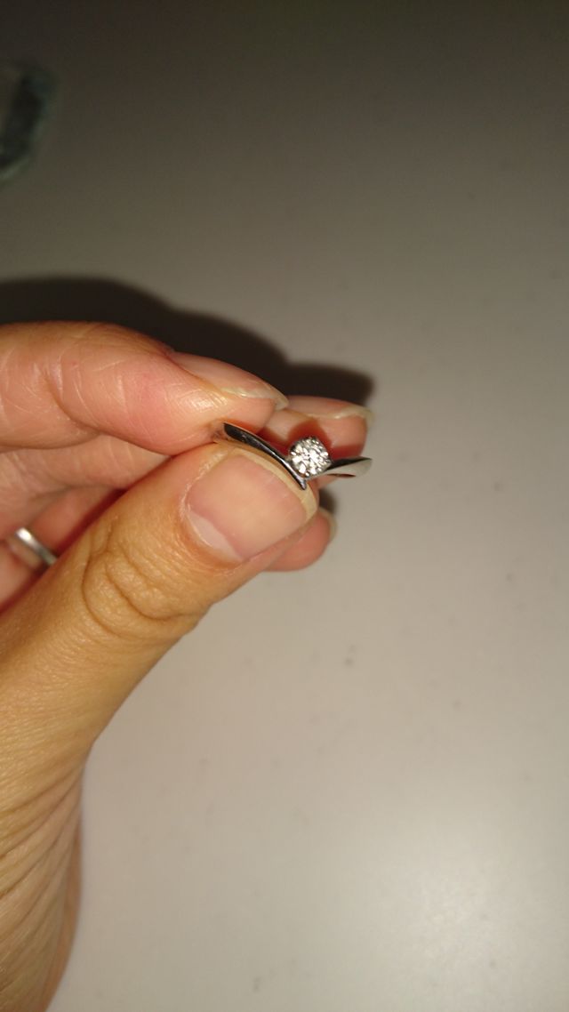 キラリと一粒のダイヤがシンプルで使いやすいです。