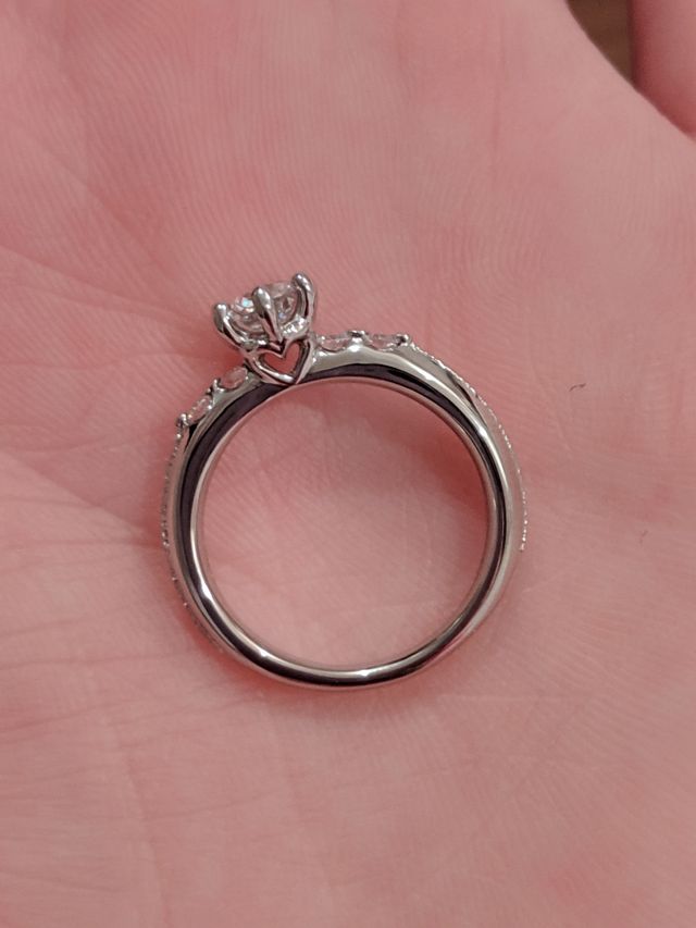 高さのあるエンゲージリングとハートの模様あり