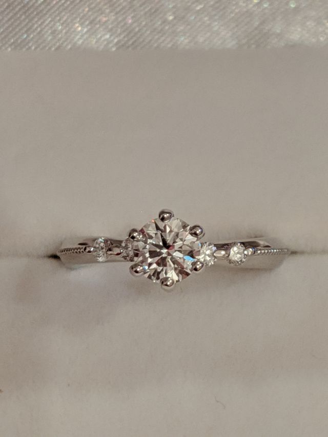 リング周りに凹凸デザインあり