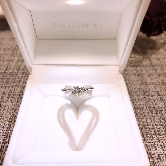 メインのダイヤの隣に小さなダイヤがついています。