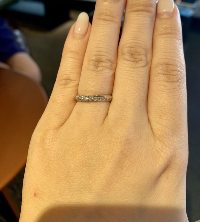 キラキラしていてこの指輪だけで指がすごく華やかになります
