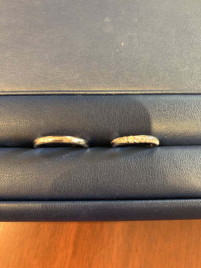 結婚指輪は違う種類のanolyuのシンプルなものにしました