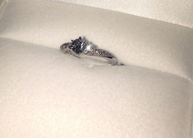 ミル打ちの入ったデザインです。0.30ct