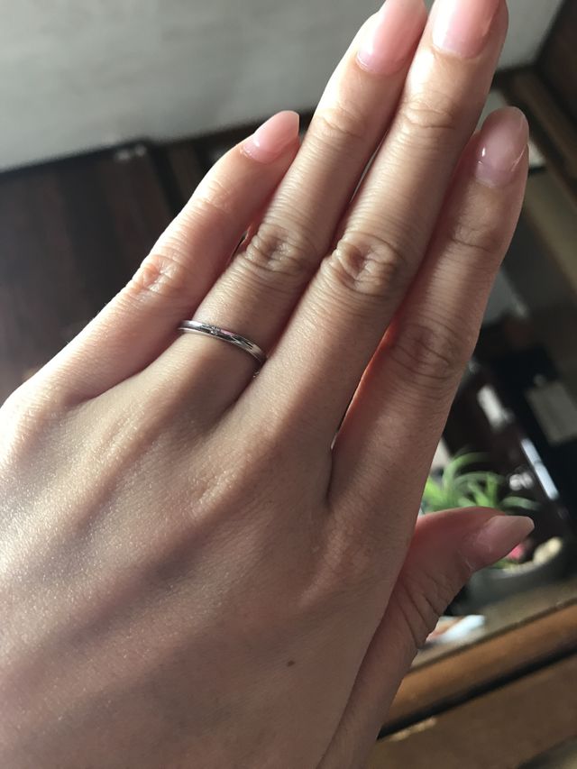 指が細く長く見えるデザインにしました