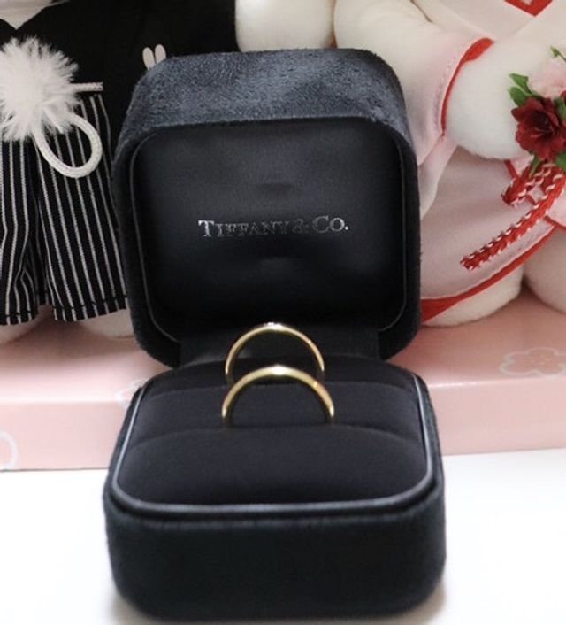 ゴールドが可愛いです。私の方にだけダイヤが付いています