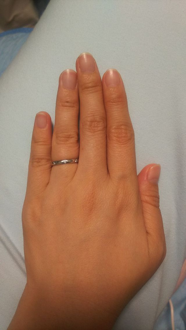 小さなダイヤが3石、さりげないですが輝きがキレイです。