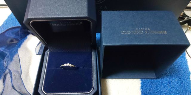 婚約指輪です。小さいダイヤモンドが3連のものです。