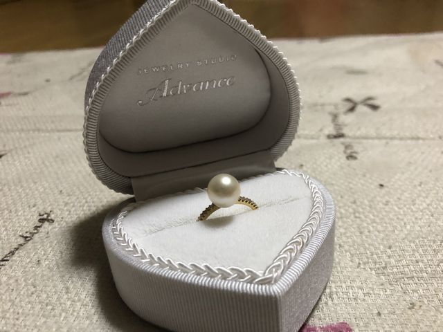 彼の祖母の指輪のパールを使って婚約指輪にしました。