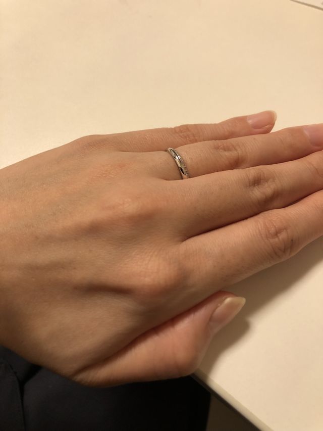 指輪の上半分のダイヤがさりげなくお洒落です。