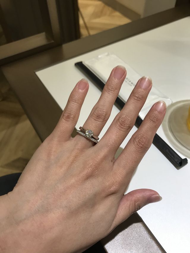 ソリテールの婚約指輪ですが、シンプルで指が綺麗に見えました。