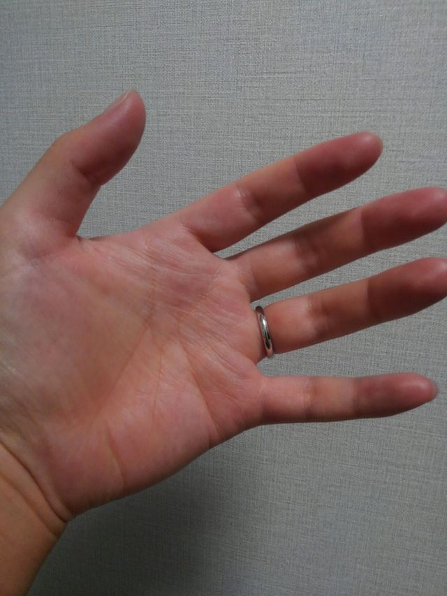 薬指に着けた状態