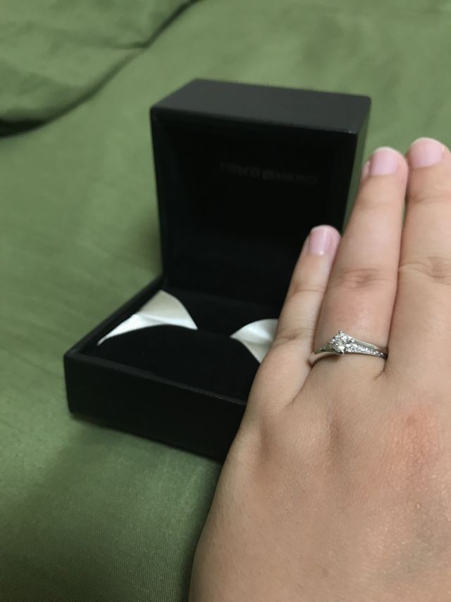 記念日に送られた婚約指輪。透明感があって美しいです。