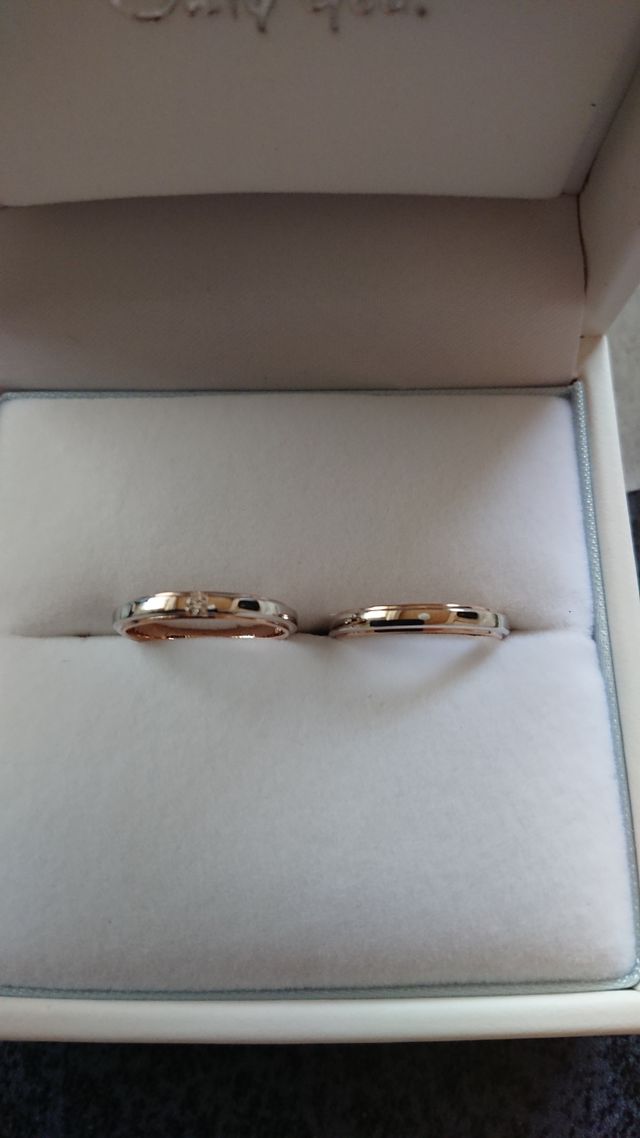 プラチナの上下にピンクゴールドが飾られ、女性用はダイヤ付き