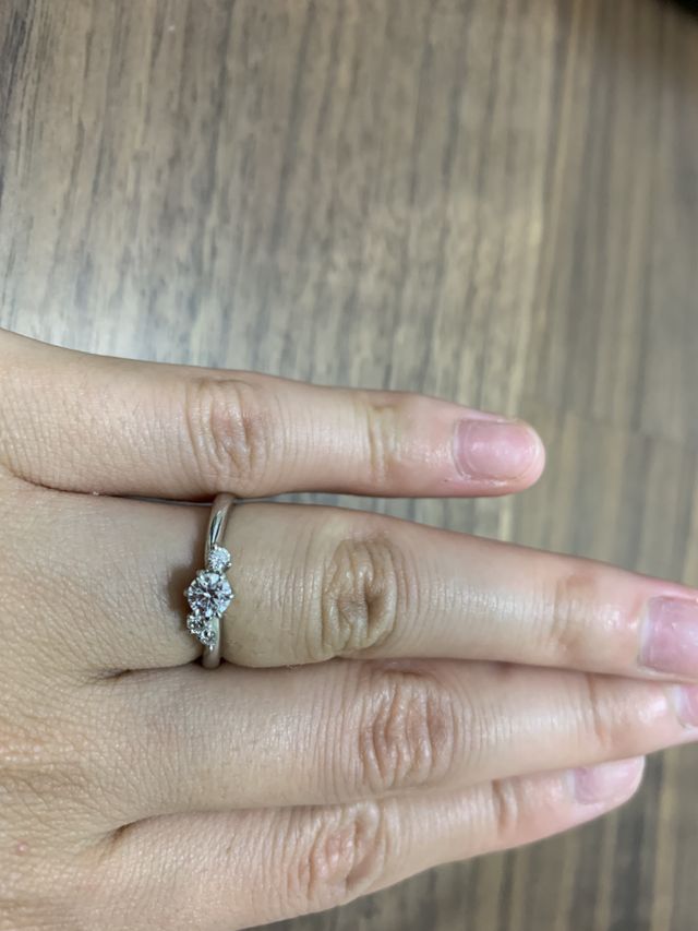 中央に大きめのダイヤと左右に合計3つの小さいダイヤモンド。