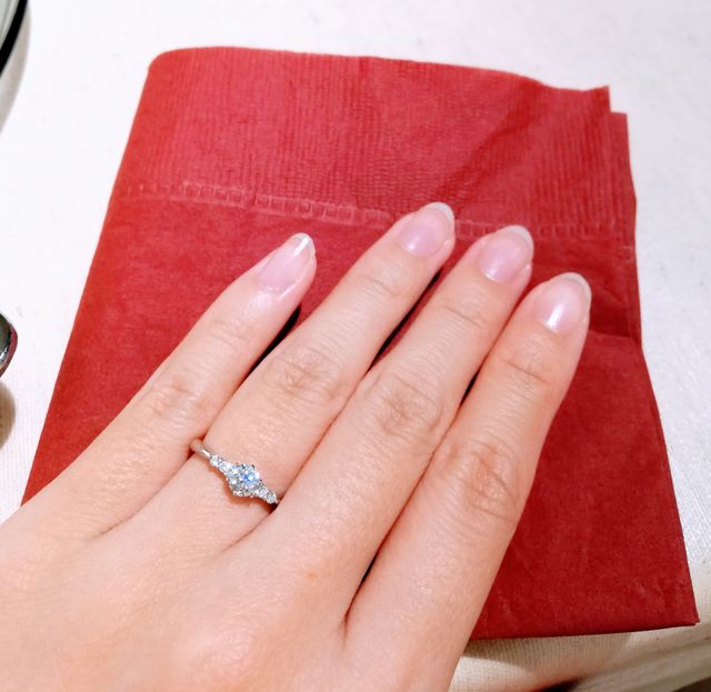 サイドストーンが２石ずつついています。