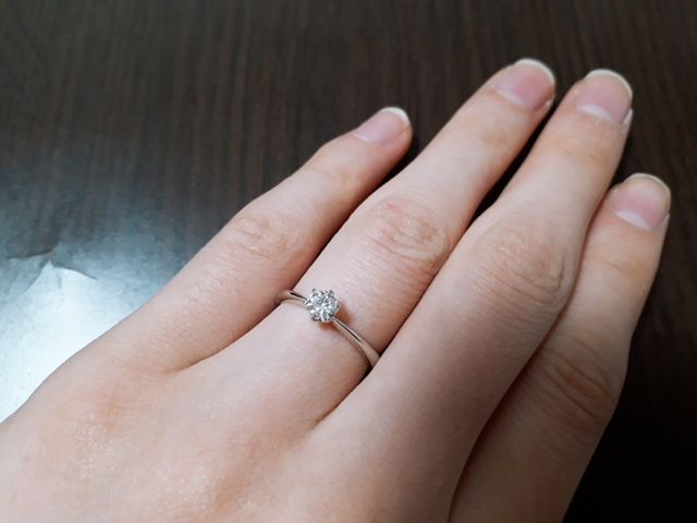 実際に婚約指輪を着用している時の写真です。