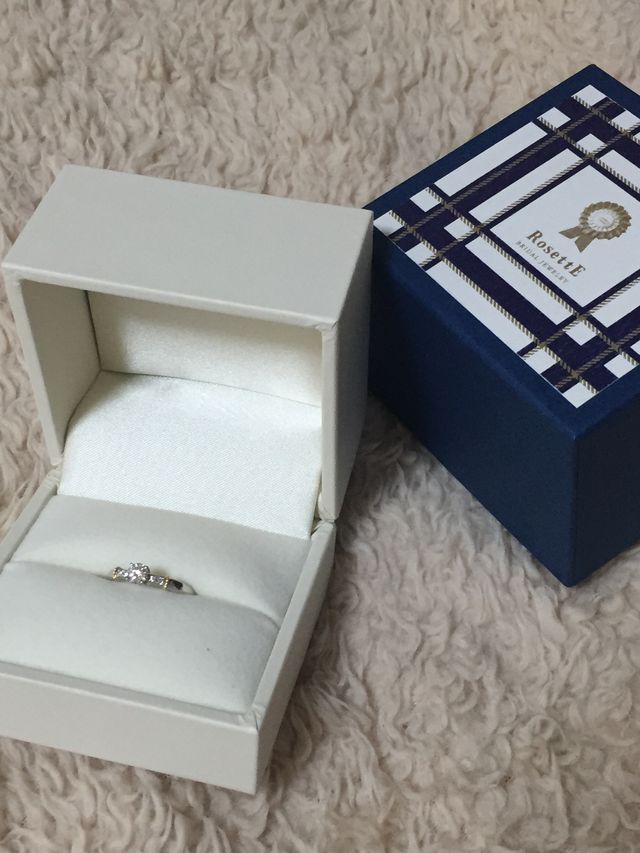 プロポーズの際に彼からもらった婚約指輪です。