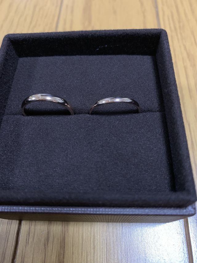 ピンクゴールド、ストレートと緩やかにカーブのリングタイプ
