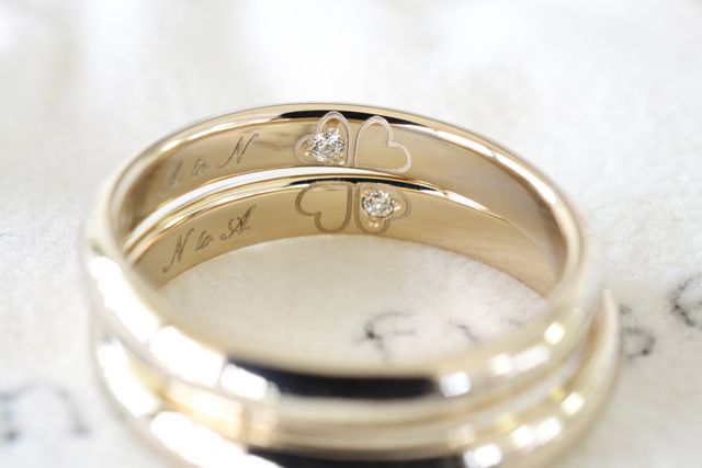 レザー調刻でクローバーを刻印して、二つ重なるようにしました。