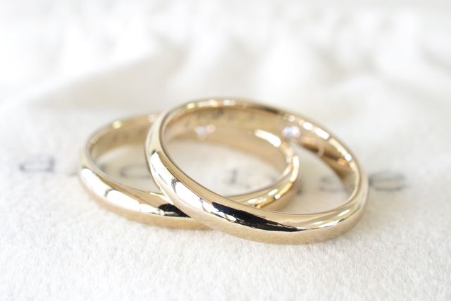 指輪のカラーはシャンパンゴールド。肌のなじみがいいです。