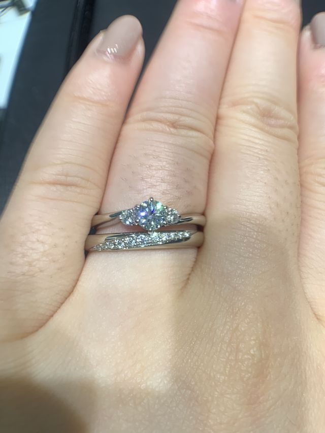 婚約指輪(ファイアワークス)と重ね付けしています