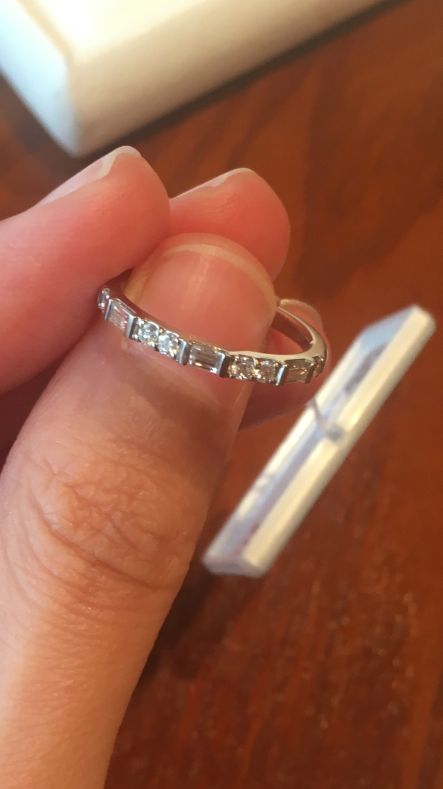 バケットカットのダイヤが入っているハーフエタニティ