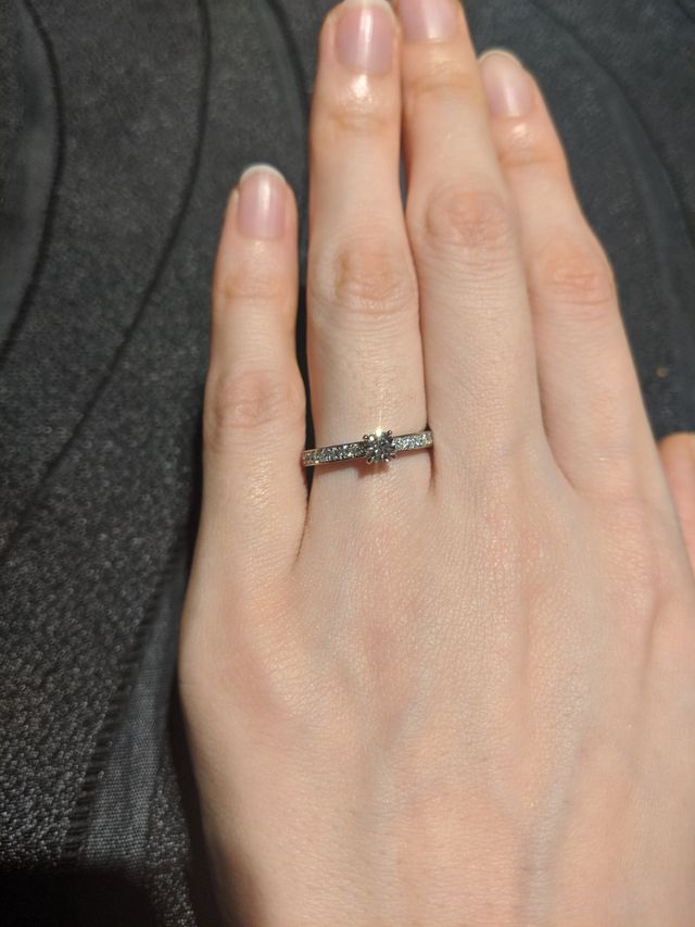 ハーフエタニティ＆センターダイヤ。横面にも装飾あり。