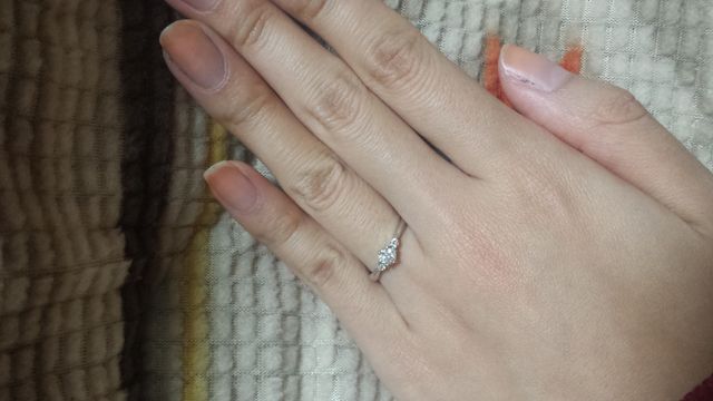 真ん中のダイヤモンドが目立ちます☆