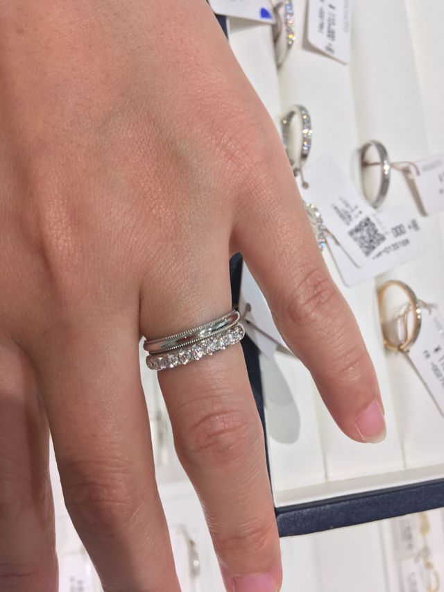 ミル打ちしてあるシンプルリングとハーフエタニティの重ねづけ