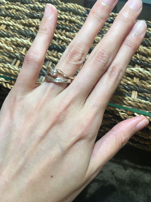 木目柄の1点ものの結婚指輪と婚約指輪