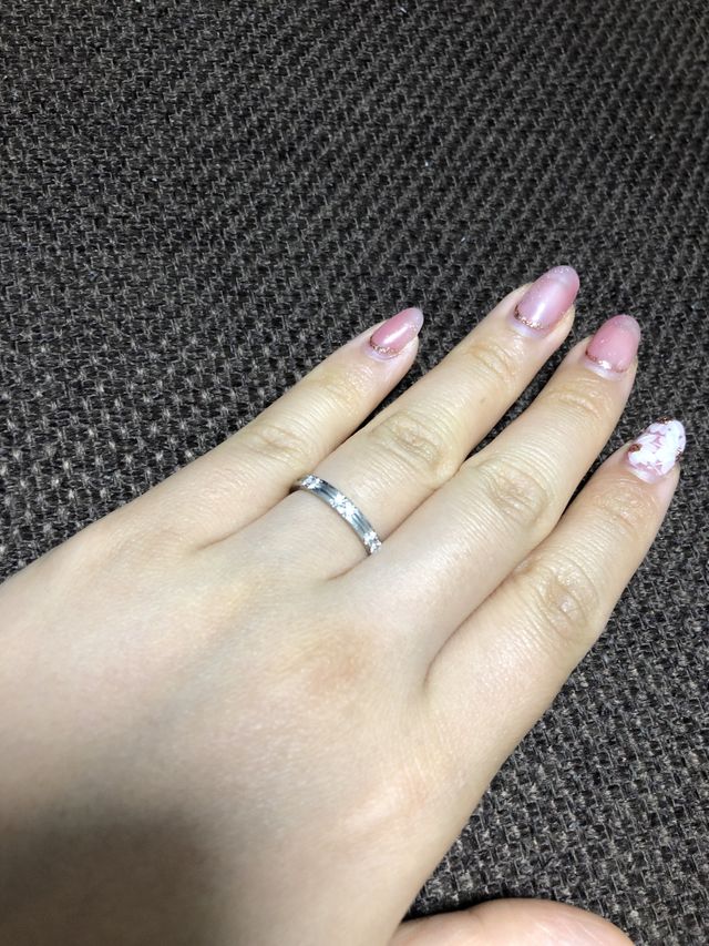 ダイヤが2粒ずつ3箇所のってます。