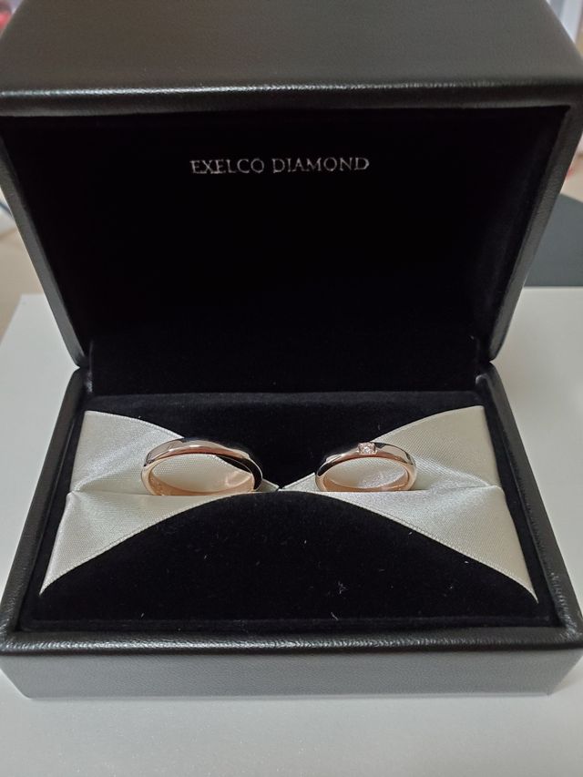 表はプラチナで内側がピンクゴールドなのがすごく品がいい！