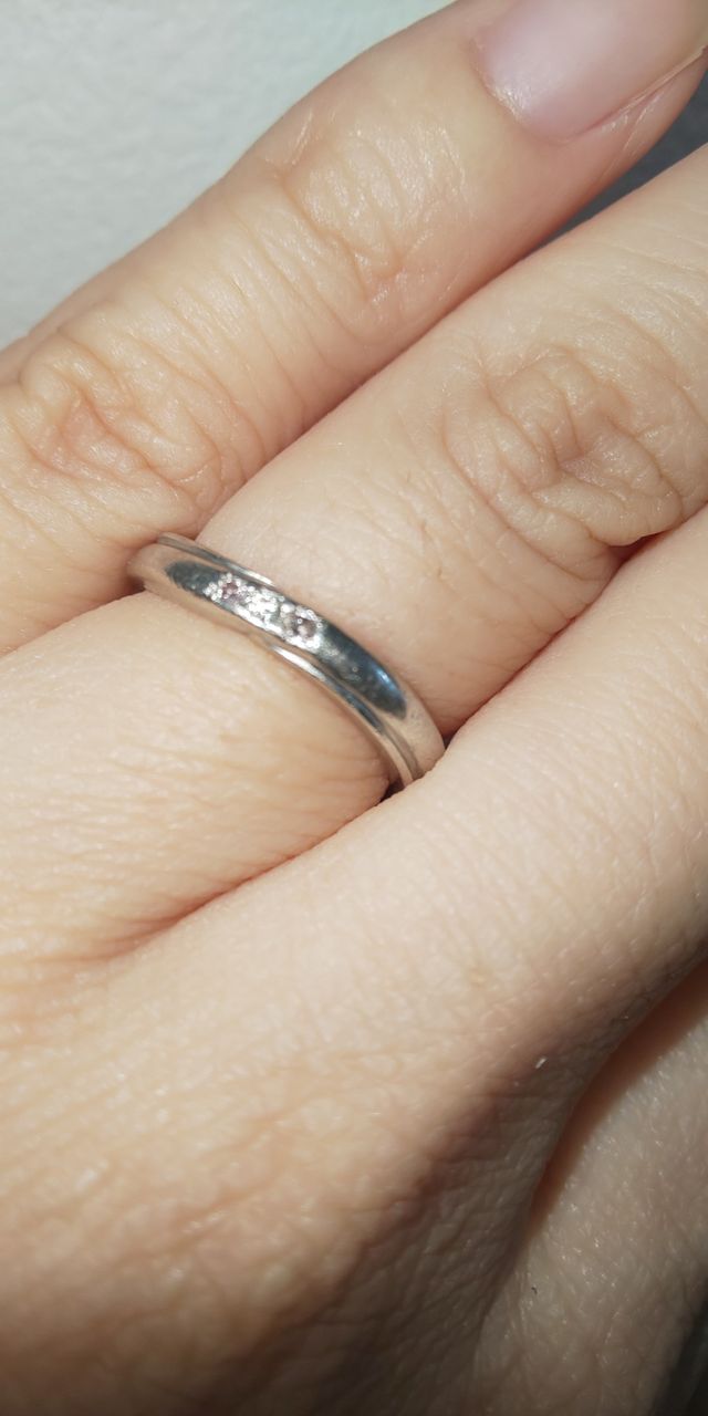 真ん中にダイヤ。右と左にピンクをいれてあります。