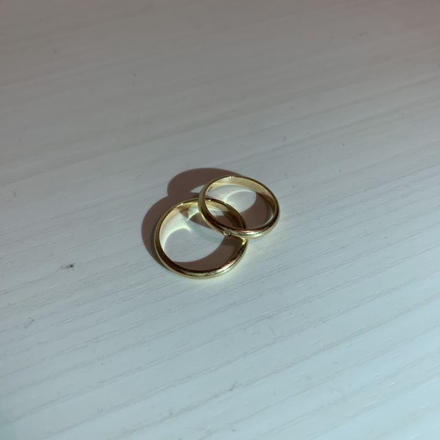 新婦の指輪はダイヤモンドが付いていてエレガントです。