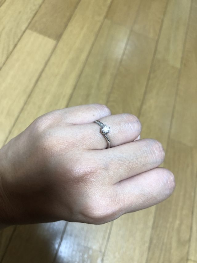 ウェーブ型の細身のリングにダイヤが載っています。